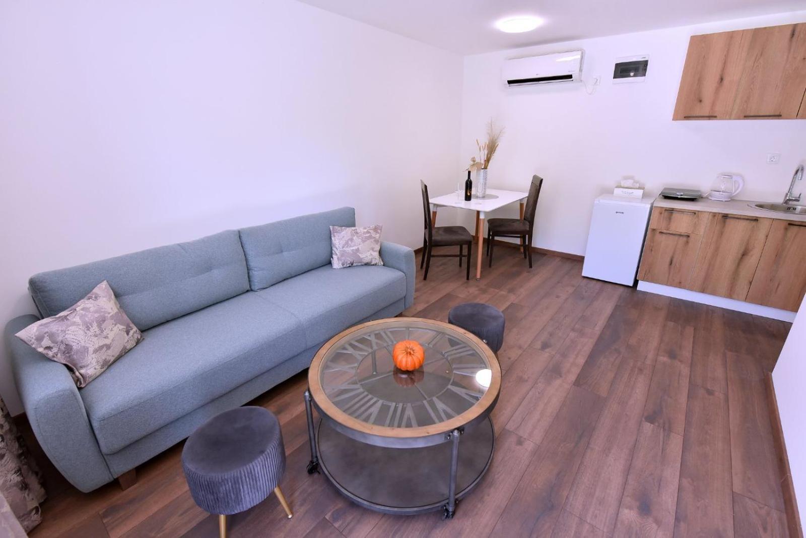 Airport Apartments Tri Hrasta Podgorica Exterior foto